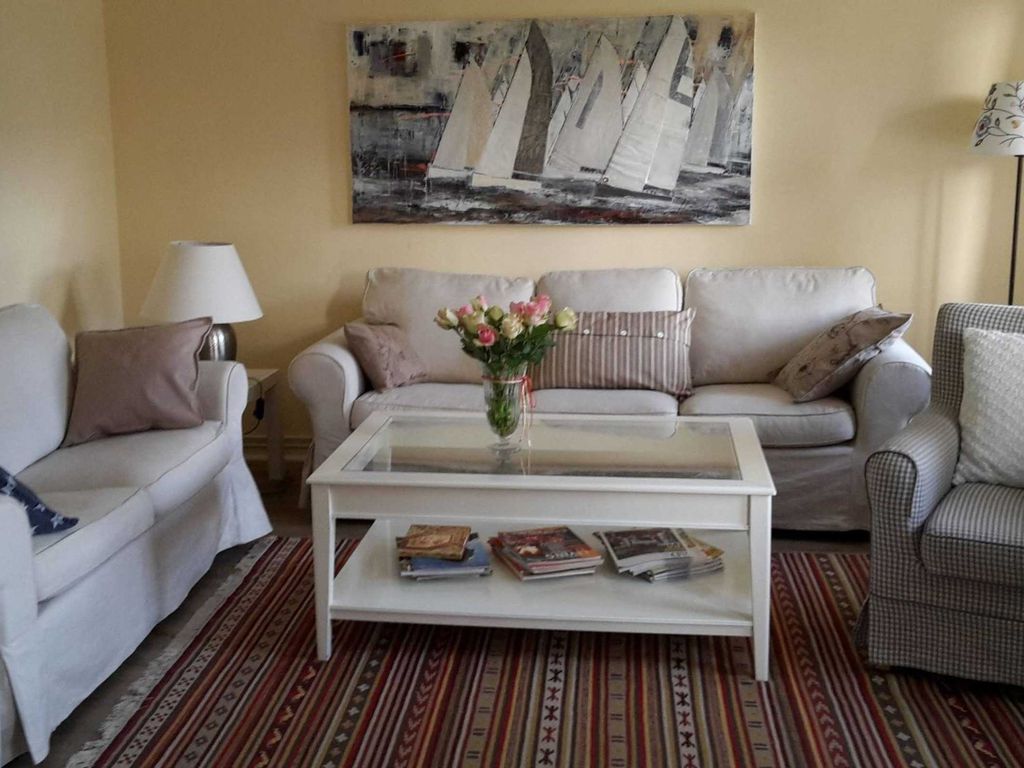 Im Wohnzimmer sorgen ein SAT-TV, DVD-Player und eine Stereoanlage
für Unterhaltung.
Helle, freundliche Farben im Wohn- und Esszimmer in Verbindung 
mit nordischer Wohnkultur laden zum Entspannen ein.