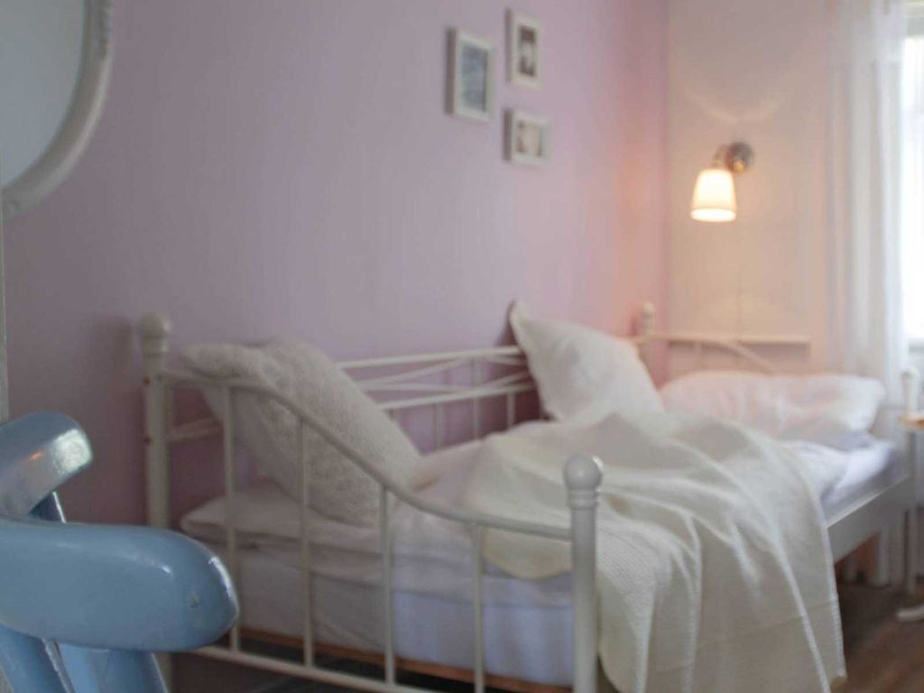 In dem kleinen romantischen Schlafzimmer im Erdgeschoß mit Blick 
in den Garten können es sich zwei Personen gemütlich machen.