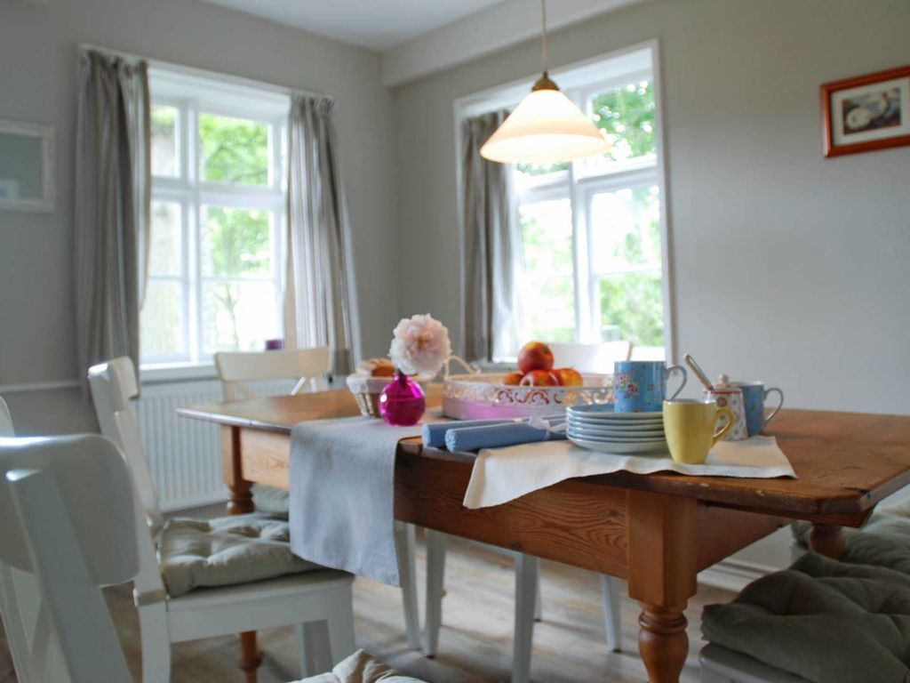 Die Mahlzeiten können Sie entweder im Esszimmer oder auch auf der 
Terrasse einnehmen. Geschirr steht Ihnen reichlich zur Verfügung.
Ein Telefon und Internetzugang sind vorhanden.
