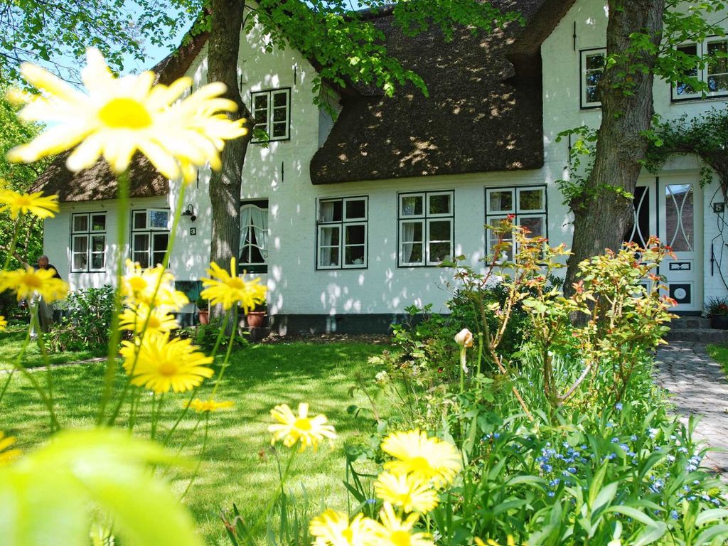 In idyllischer Lage im Ortskern von Nieblum befindet sich dieses###br###Reetdachhaus - erbaut 1853 - als gehobenes Feriendomizil.###br###Auf 120qm erwartet Sie ein liebevoll und komfortabel ausgestat-###br###tetes Domizil für bis zu sechs Personen.###br###Das Reetdachhaus wurde 2011 von Grund auf renoviert.