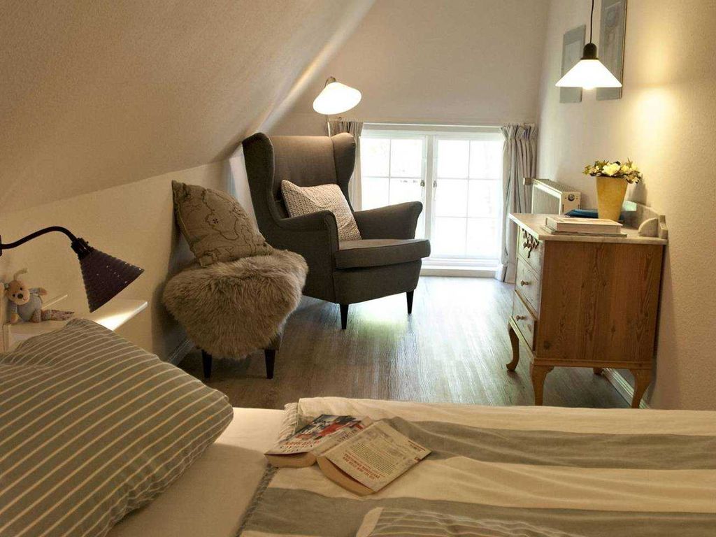 Im Obergeschoß befinden sich das Elternschlafzimmer und ein 
Kinderzimmer.Die hell gestrichenen Wände und die Dekoration 
schaffen eine freundliche Atmosphäre.