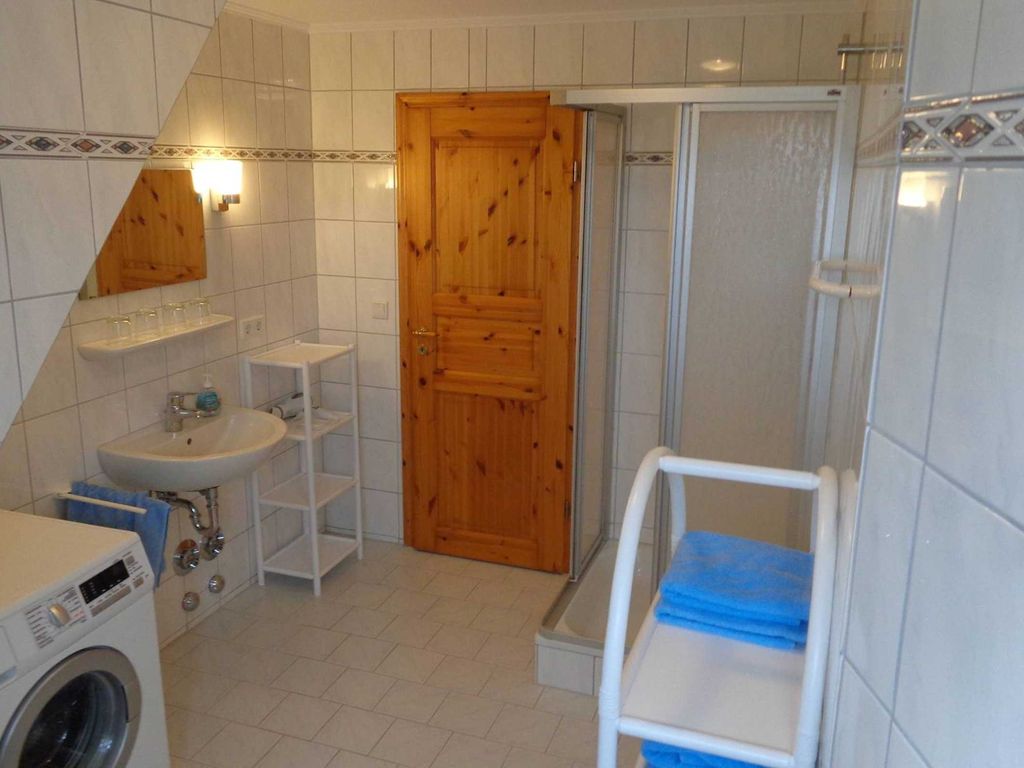 Mit Dusche und Waschmaschine.