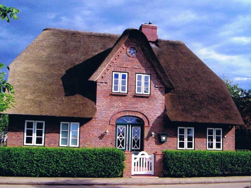 Jede Wohnung ein Unikat###br###Unser Reetdachhaus Hüs Haliginj mit großem geschützten Garten und einem Holzschuppen zur unterbringung von Fahrrädern und Co.###br###Bis  zum Strand sind es etwa 300 Meter.