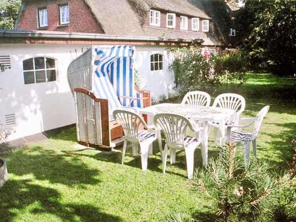 Zur Wohnung gehört ein eigener Garten mit Strandkorb und Esstisch,  
sowie ein eigener Parkplatz auf dem Hof.