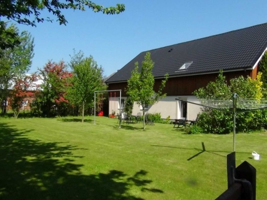 Blick in den großen Garten. Viel Platz zum Spielen. Sandkiste, Schaukel und Fußballtor für kleine und große Kinder.