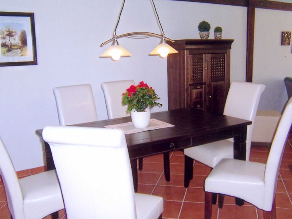 In dem großen Wohnzimmer befindet sich ein Esstisch für 6 Personen.