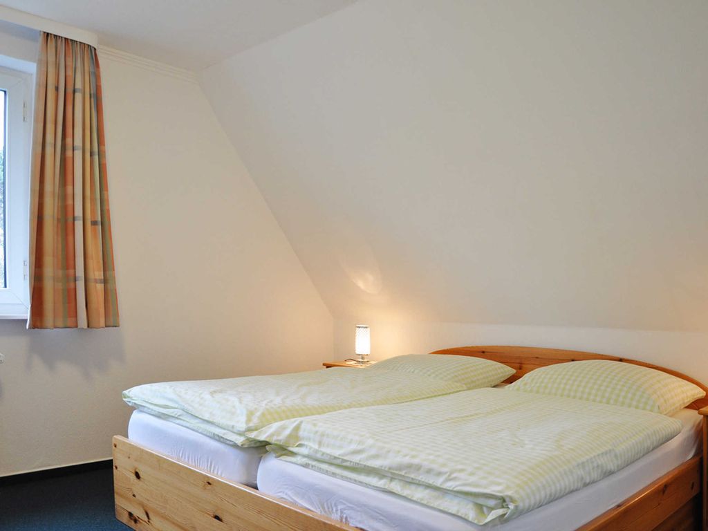 Das geräumige Schlafzimmer mit Qualitätsmatratzen sorgt für  den erholsamen Schlaf.