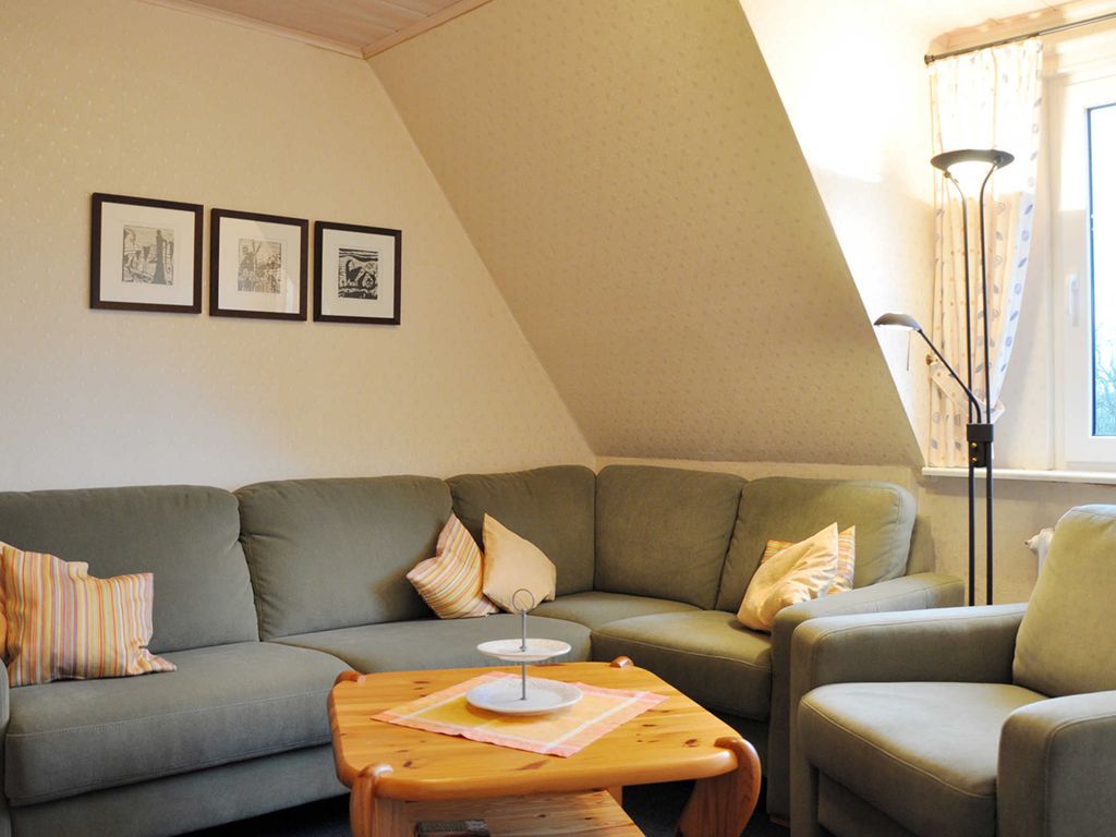 Im Wohnzimmer befindet sich eine gemütliche Sitzecke.