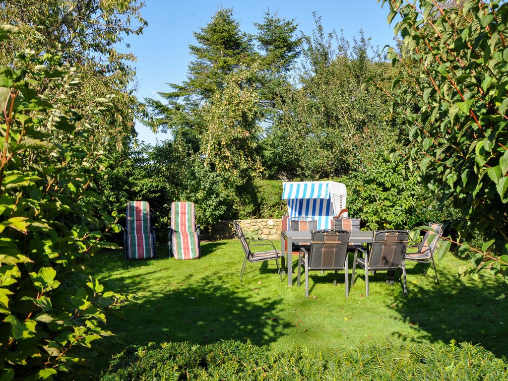 Im großen Garten findet jeder ein ruhiges Plätzchen zum Relaxen.