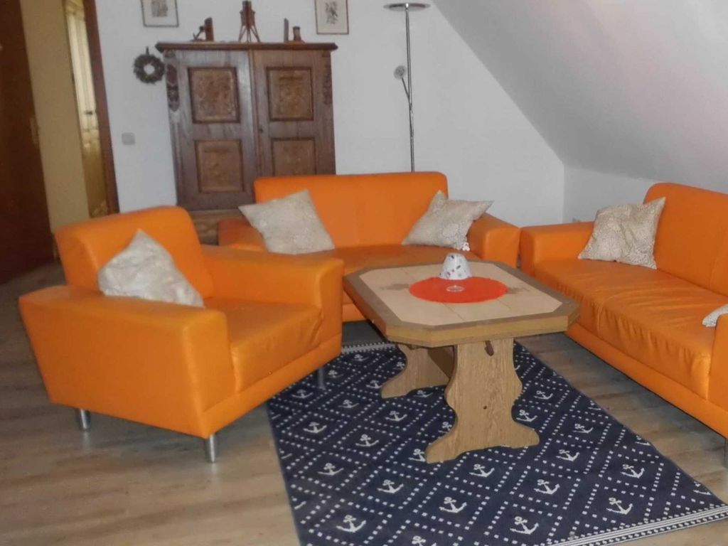 Die gemütliche Sitzecke lädt zum Fernsehen SAT TV oder Lesen ein.
Natürlich haben Sie in der Wohnung auch einen WLAN Zugang.