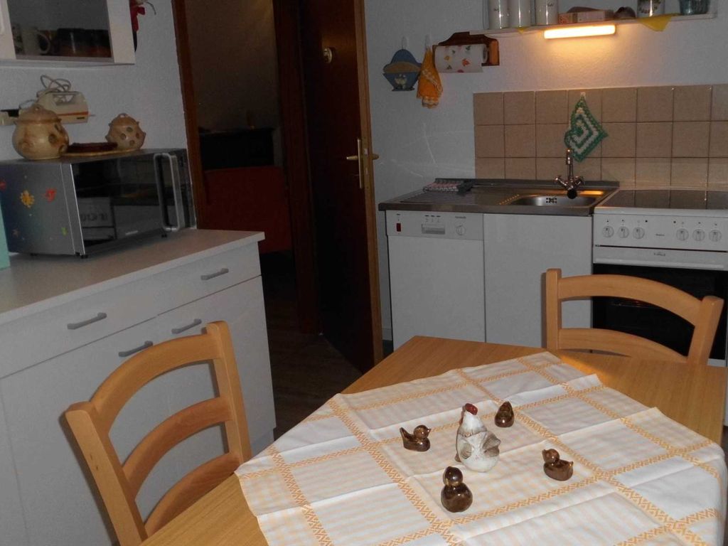 Die Küche bietet einen großzügigen Essplatz