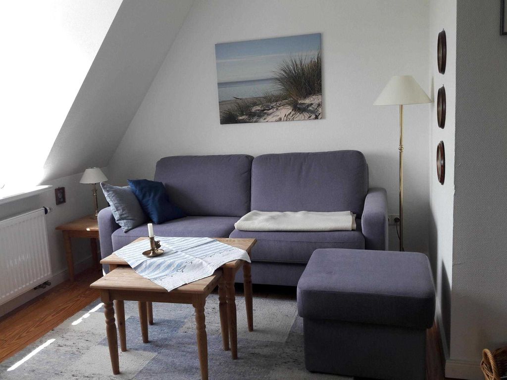 Das gemütliche Wohnzimmer lädt zum Entspannen ein. Im wohnlichen Essbereich befindet sich eine gut durchdachte Küchenzeile.