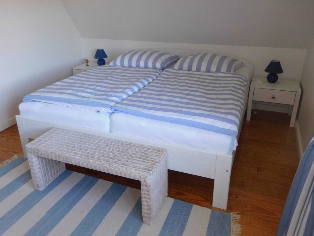 Das Schlafzimmer ist mit hellen Möbeln und allergikerfreundlichen Textilien ausgestattet.