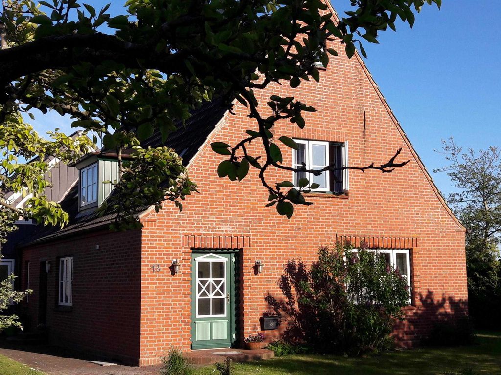 Die gemütliche, helle Ferienwohnung befindet sich im Dachgeschoss. Ein großer Garten steht Ihnen zur Verfügung.