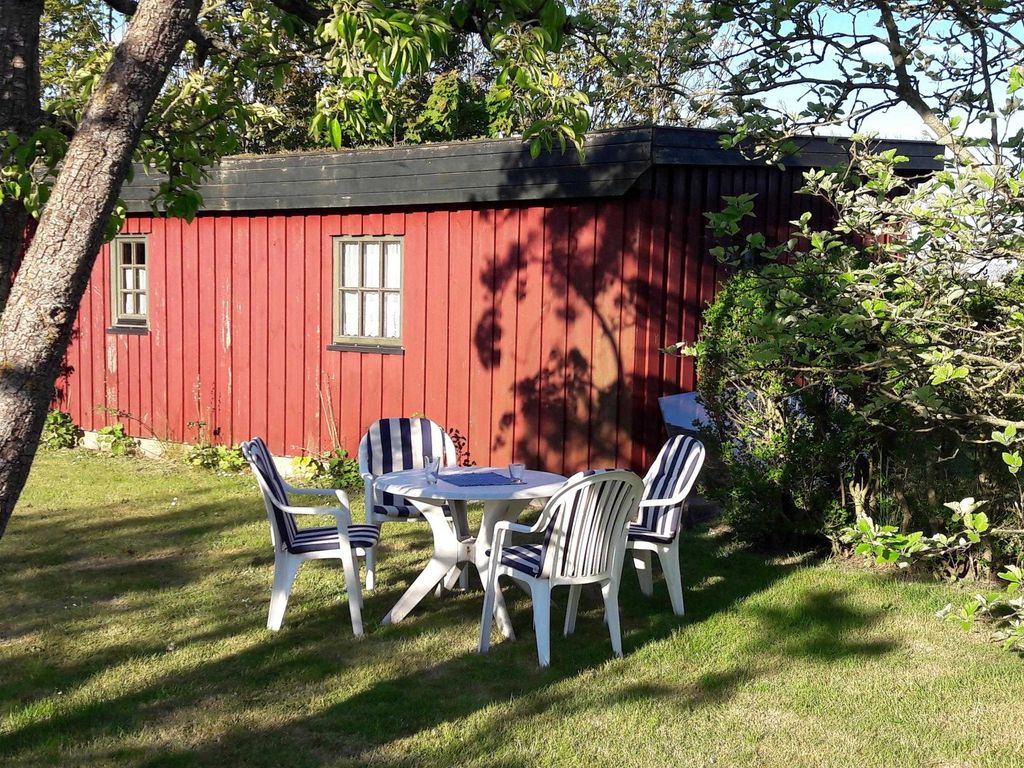 Im zugehörigen Gartenbereich befindet sich eine Sitzecke.