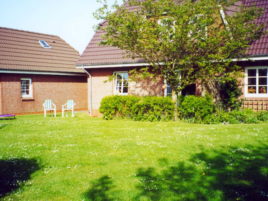 Garten mit großer Liegewiese.