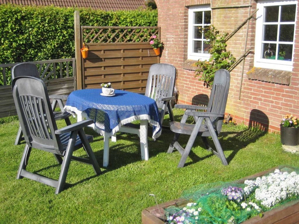 Herzlich Willkommen bei uns in Utersum,###br###unser Haus liegt in einer ruhigen Nebenstrasse.###br###Dennoch zentral zum Strand und zum Edekamarkt,Bäcker und Fahrradverleih sind es nur wenige Gehminuten.