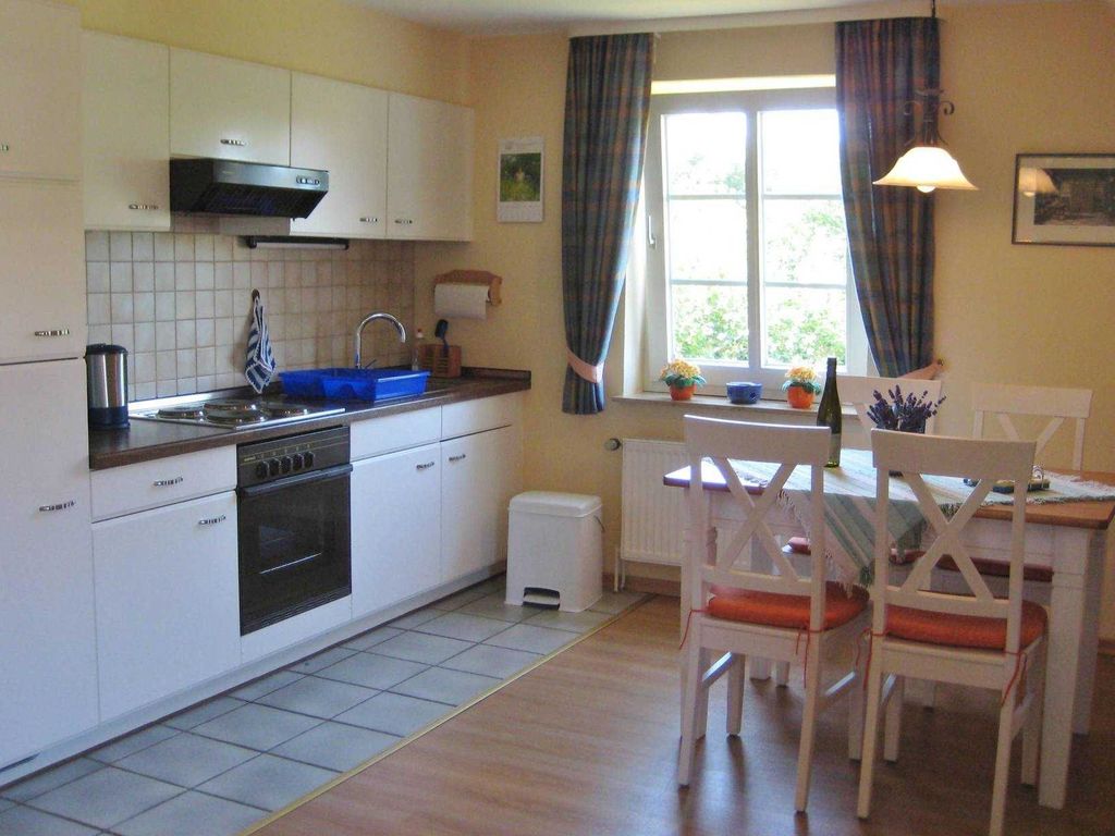Zur Wohnung gehört eine Küchenzeile,komplett eingerichtet mit Backofen Kaffeemaschine,Wasserkocher,Toaster und Mixer.