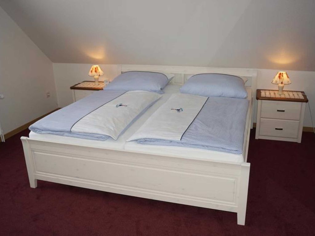 Grosses Schlafzimmer mit Doppelbett.