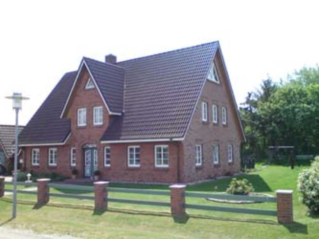 In der ersten Etagge befinden sich die zwei gemütlichen Ferienwohnungen. Auch der Garten lädt zum Erholen und Abschalten ein.