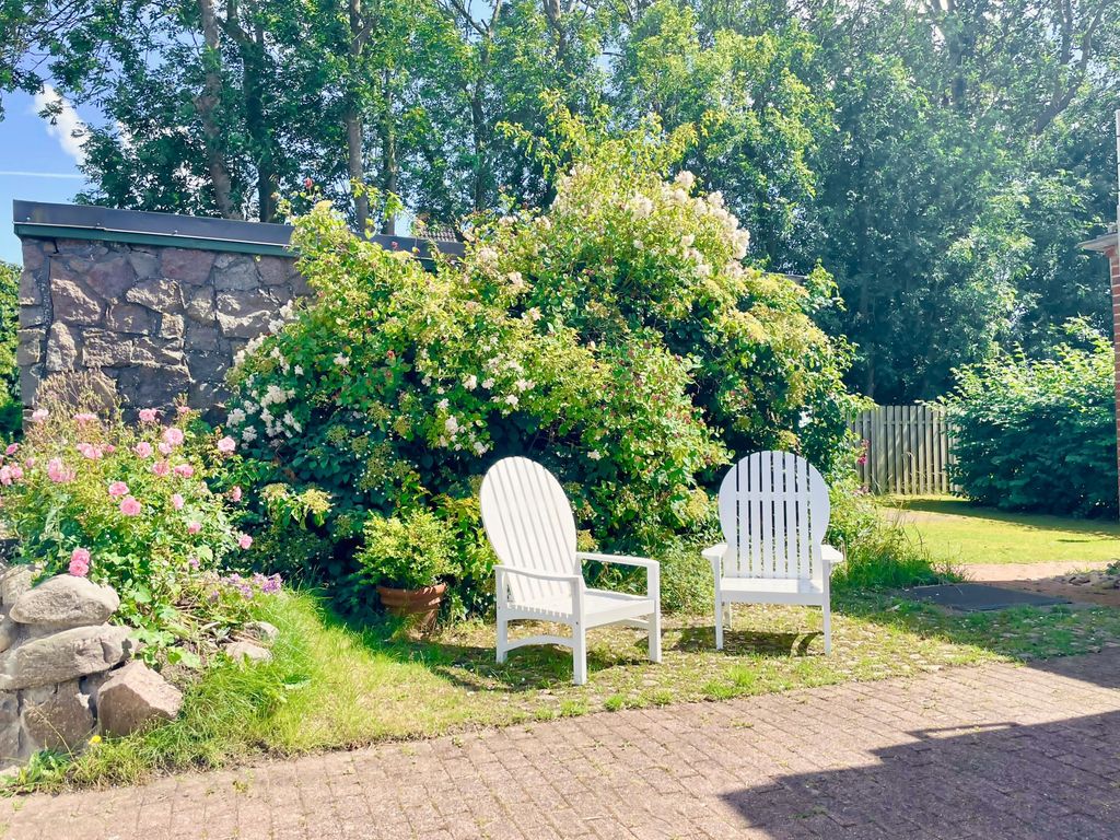 Outdoor-Möbel im Eingangsbereich.