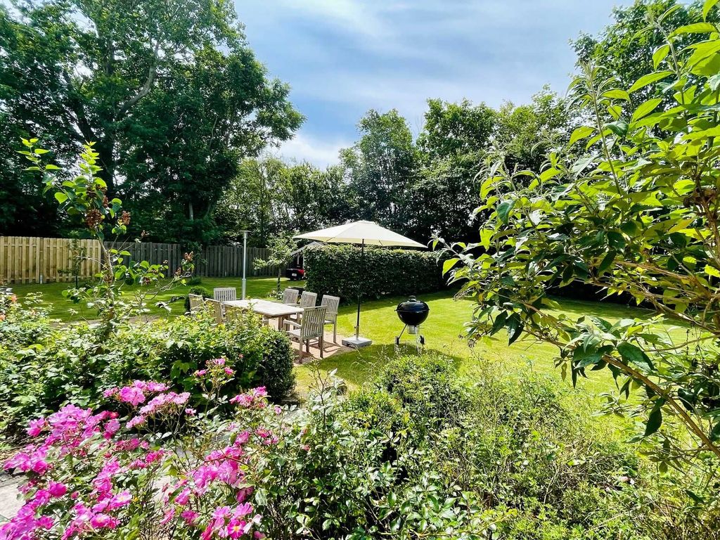 Blick auf die Grillterrasse im Garten.