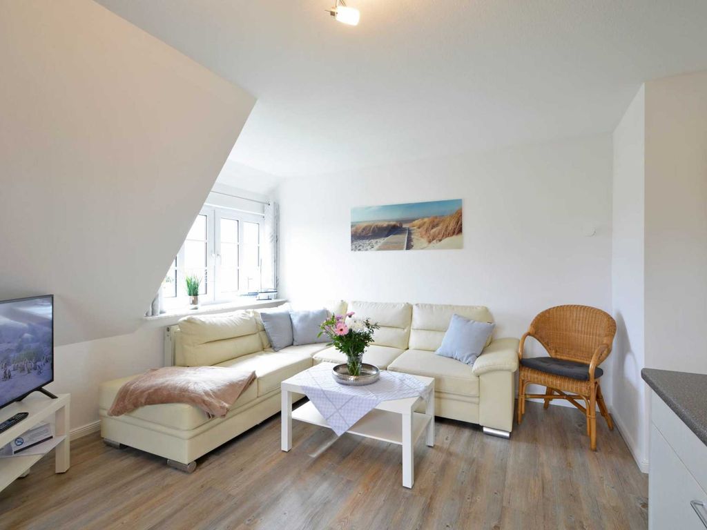 Das Wohnzimmer mit Fernseher, gemütlich und geräumig.