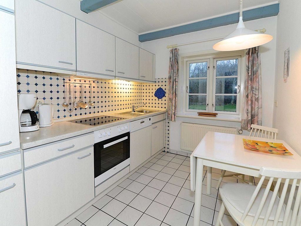 Separate Küche mit Backofen und Geschirrspüler.