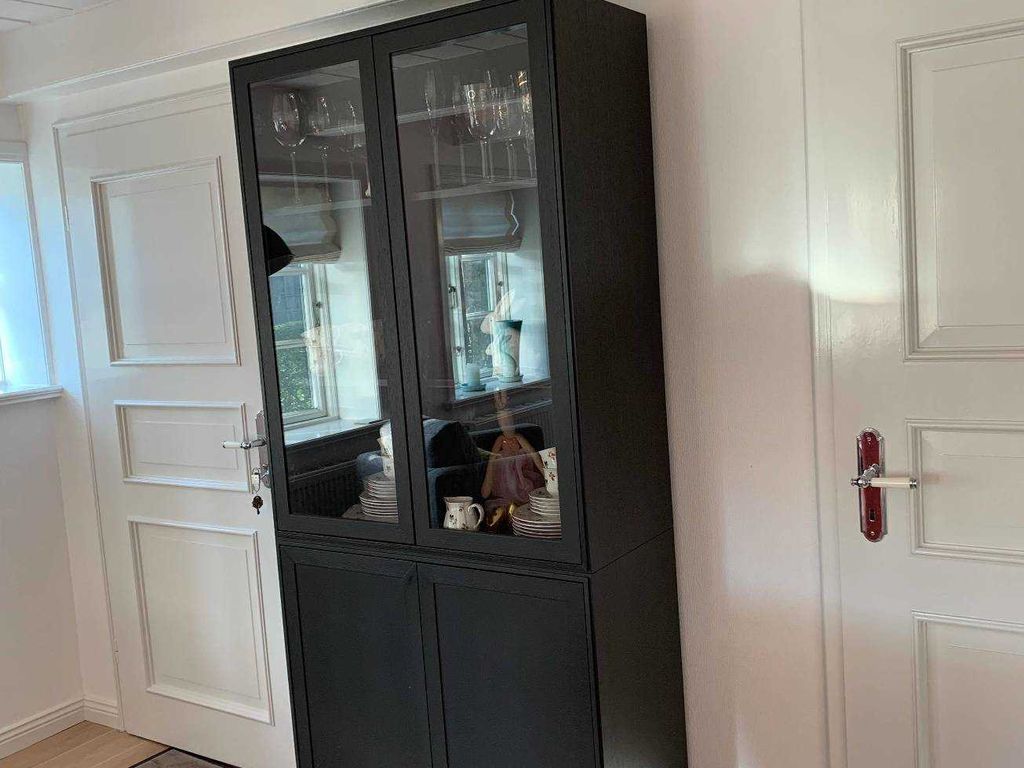 Vitrinenschrank im Wohnzimmer.