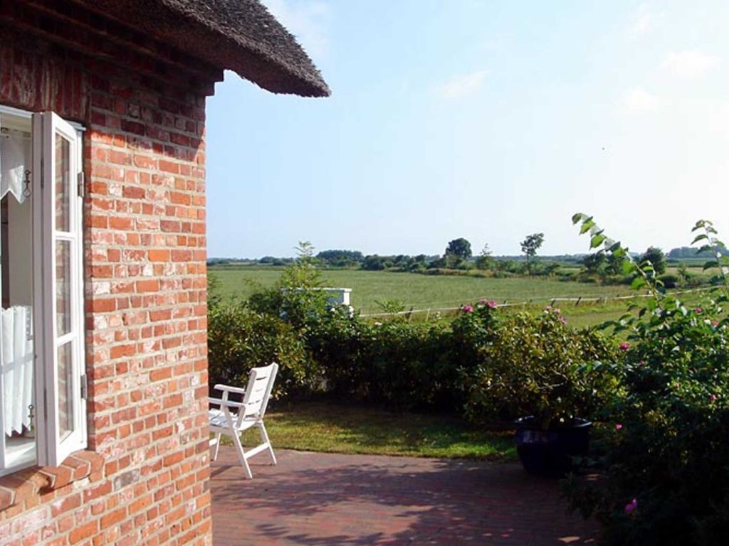Die zur Haushälfte gehörende großzügige Terrasse mit 4 Sitzgelegenheiten lädt mit einem wunderschönen Blick in die Marsch zum Entspannen ein.