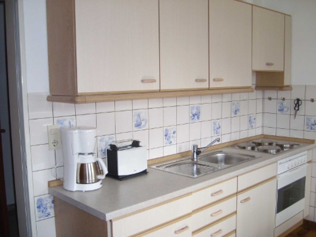 Die Küche ist mit Backofen, Kaffeemaschine, Toaster, Wasserkocher, Mikrowelle und Radio ausgestattet.
