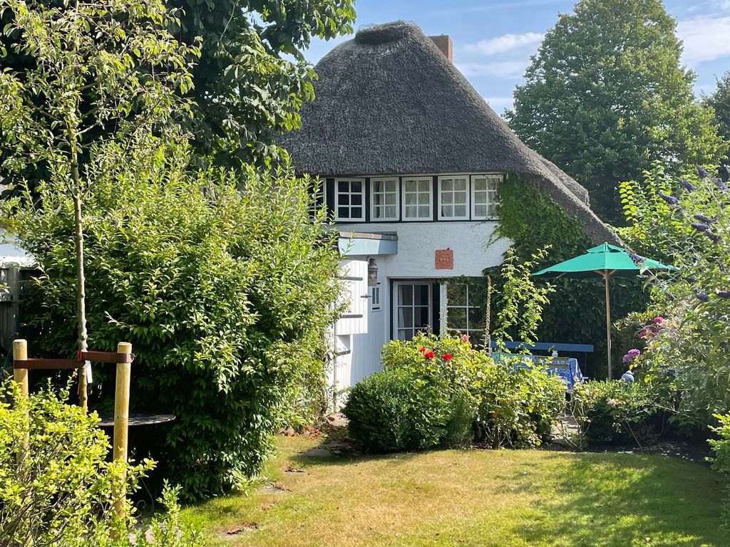 Blick vom Garten auf das Haus mit Südterrasse