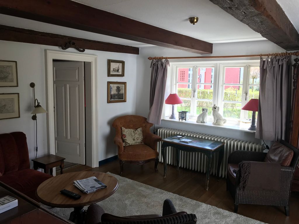 Wohnzimmer im Erdgeschoß mit Zugang zu Südterrasse und Garten