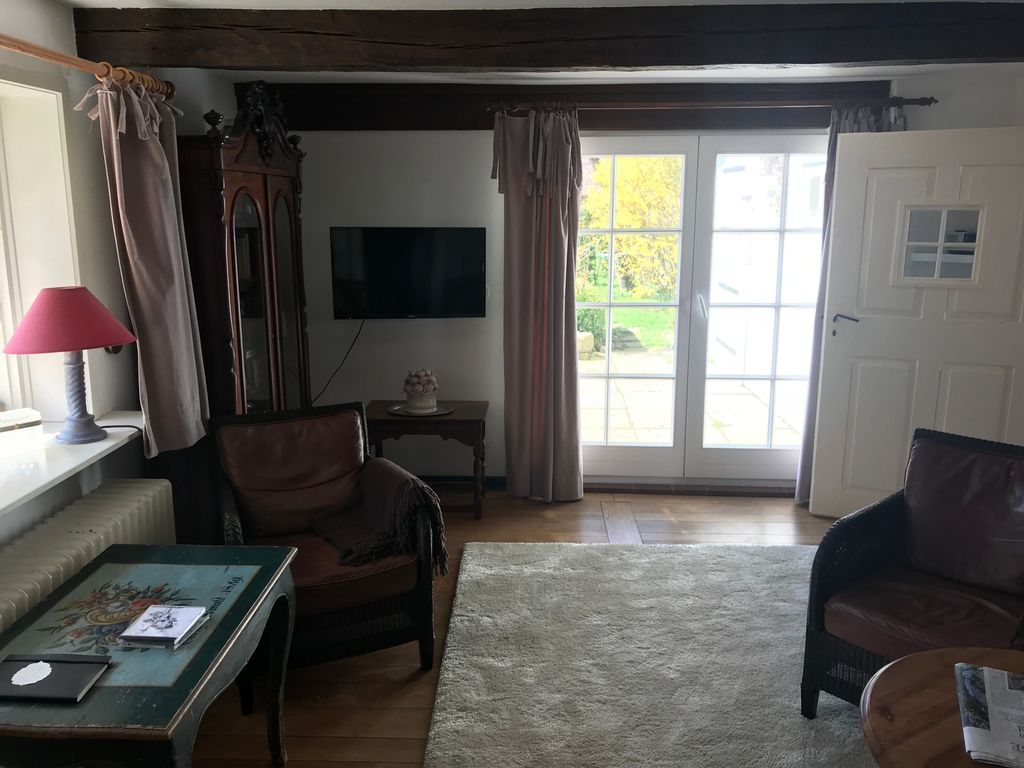 Wohnzimmer im Erdgeschoß mit Zugang zu Südterrasse und Garten