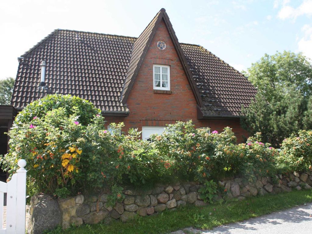 Frontalansicht mit Heckenrosen