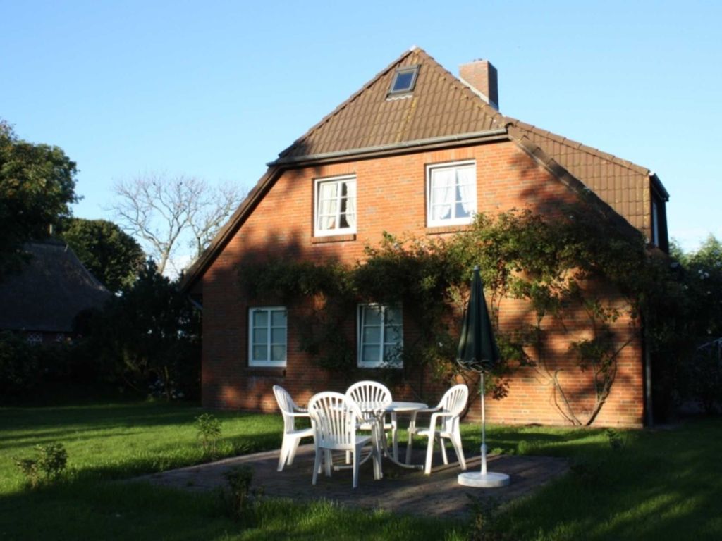 Gartenblick mit Gästesitzplatz für die Wohnung im OG.