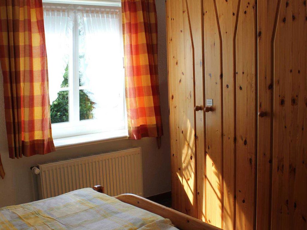 Blick auf den Schrank im Schlafzimmer mit Doppelbett