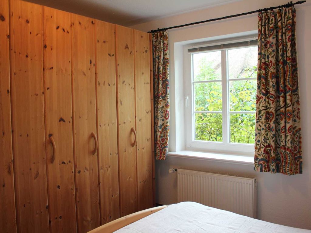 Geräumiger Schrank im Schlafzimmer mit Doppelbett