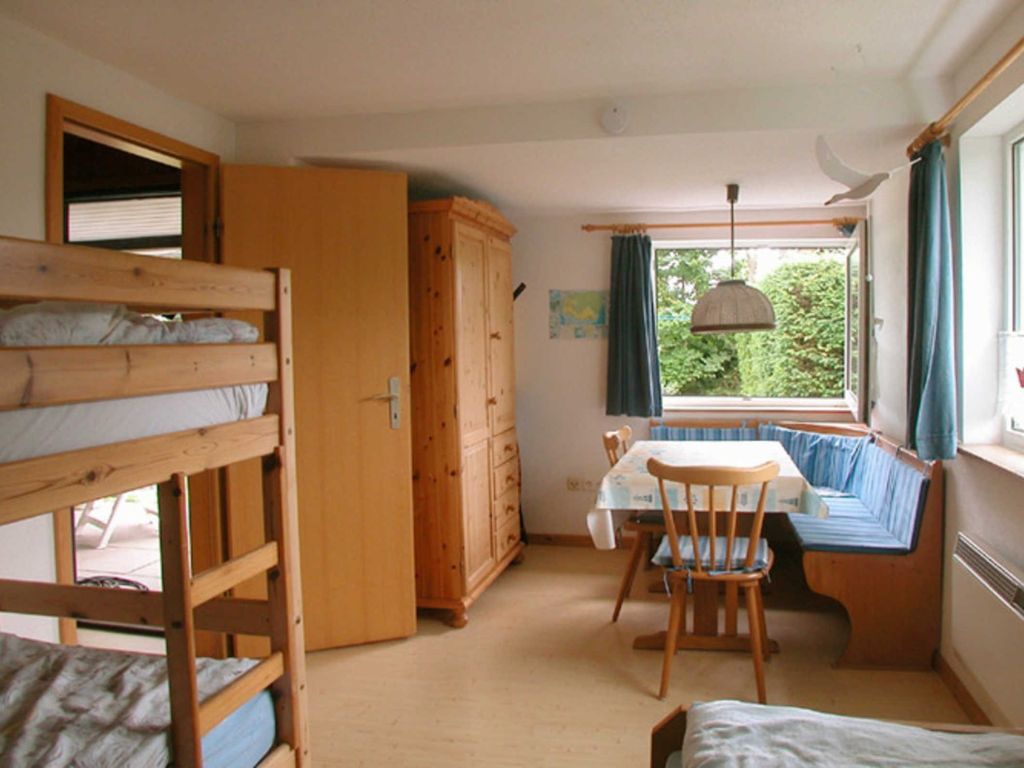Großes Kinderzimmer:  Hochbett, Einzelbett und Eckbank mit Tisch. Zusätzliches Baby-Reisebett möglich.