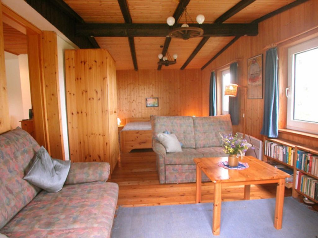 Geräumiges, sonniges Wohn- Schlafzimmer mit Doppelbett und Sitzecke