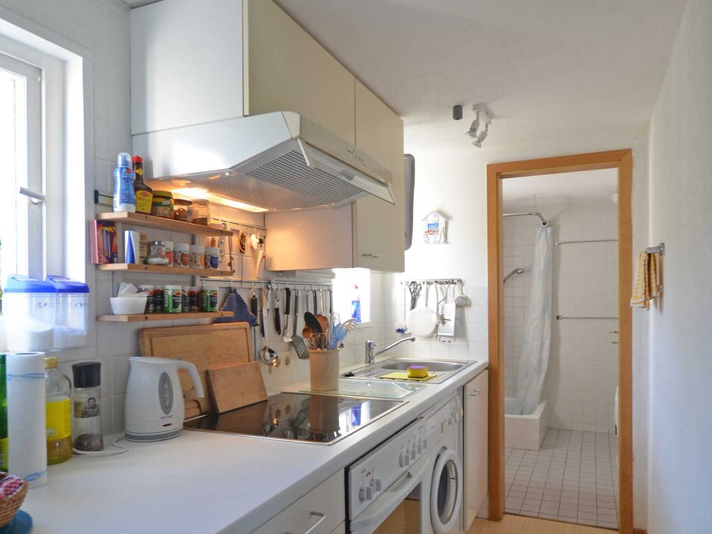Küche mit Blick ins Badezimmer