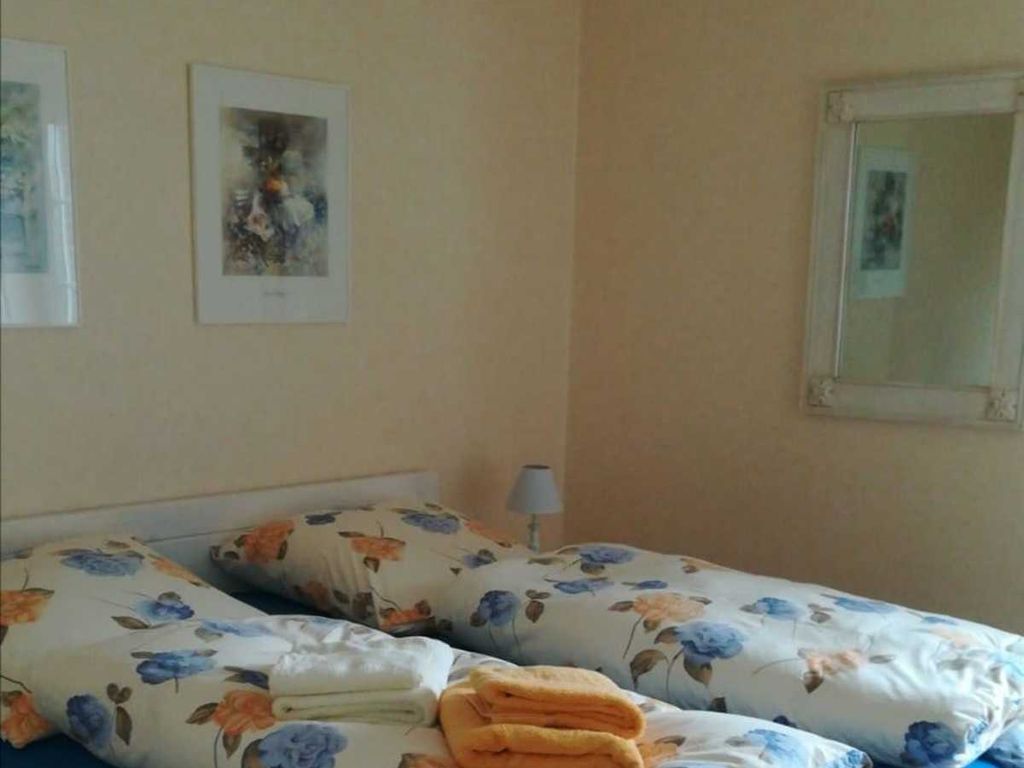 Das Schlafzimmer verfügt über ein 180x200 großes Doppelbett
mit Staumöglichkeiten.Auf Wunsch kann ein Kinderreisebett
60x120 aufgestellt werden.