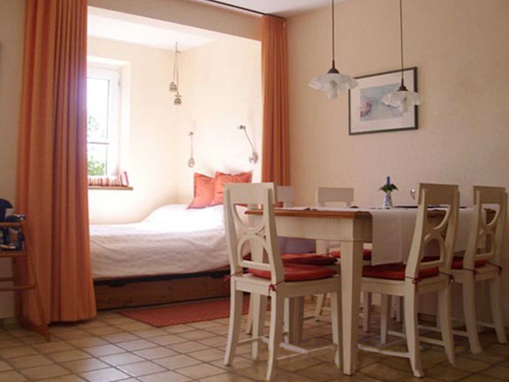 Das gemütliche Kojenbett im Wohnbereich lädt zum Dösen und Schlafen ein.