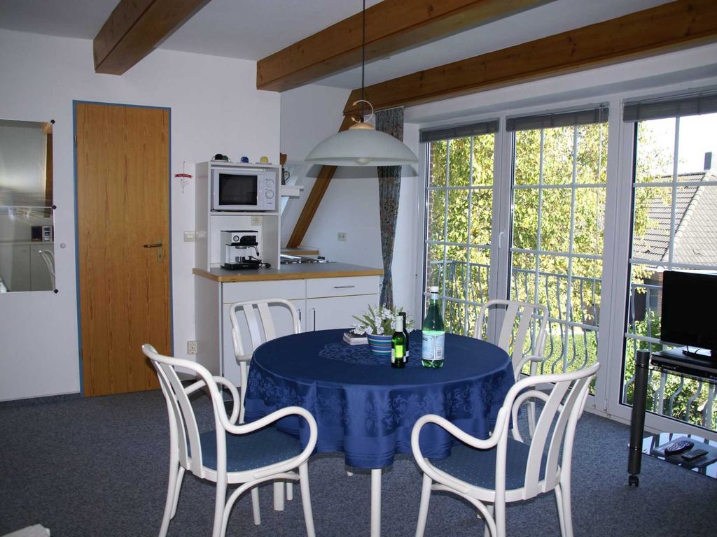 Grosse bodentiefe Fenster und französischer Balkon.