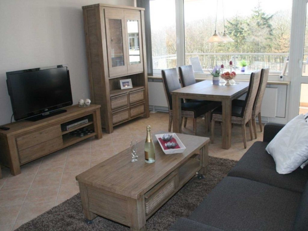 Stilvoll eingerichtetes Wohnzimmer mit großem Flachbild TV 107 cm