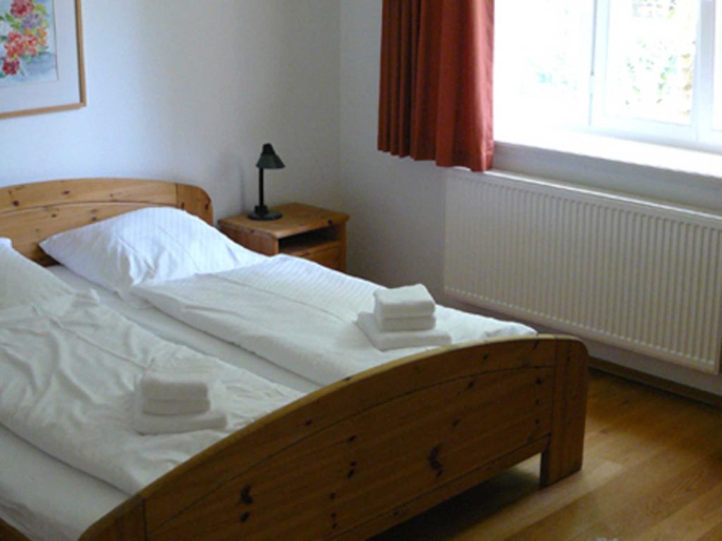 Das Elternschlafzimmer mit einem höhenverstellbaren Doppelbett. Von diesem Zimmer aus besteht ein direkter Zugang zum Bad.