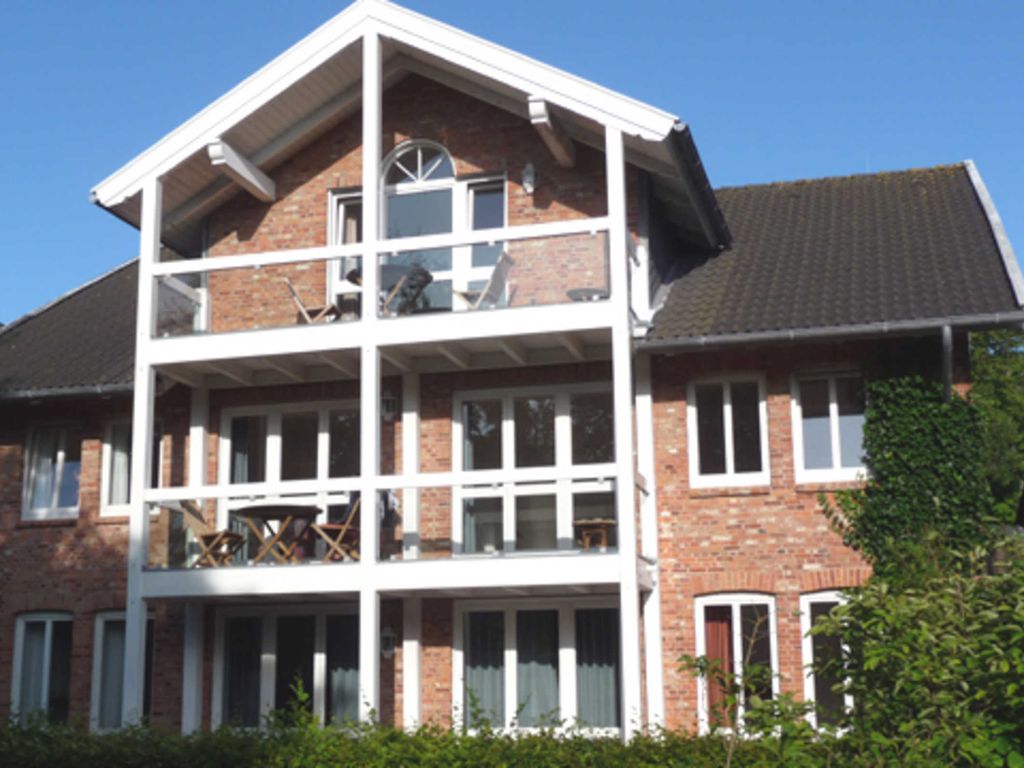 Nach 100 Jahren wurde das unter Ensembleschutz stehende Haus unserer Vorfahren saniert und mit Balkonen zum Garten ausgestattet.