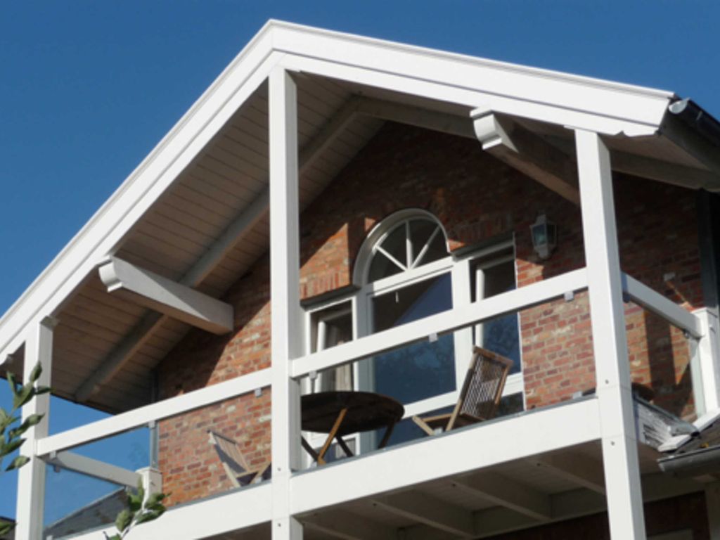 Der große Sonnenbalkon der Dachgeschosswohnung, vom Garten aus betrachtet.