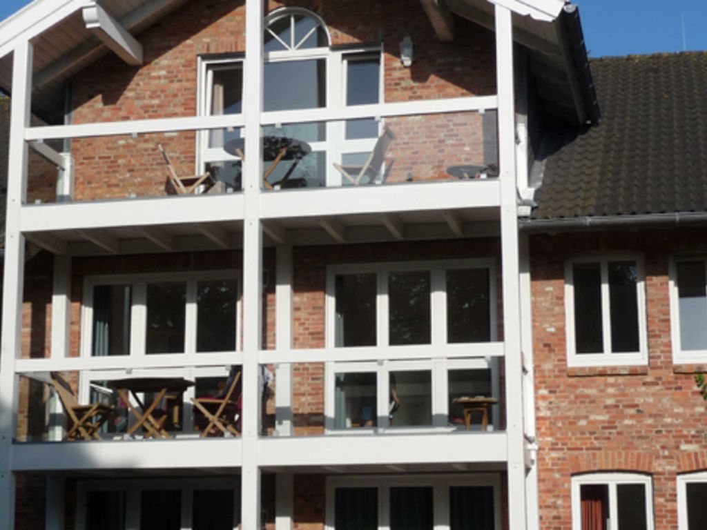 Die OG-Wohnung im 1. Stock mit großem Sonnenbalkon, vom Garten aus betrachtet.