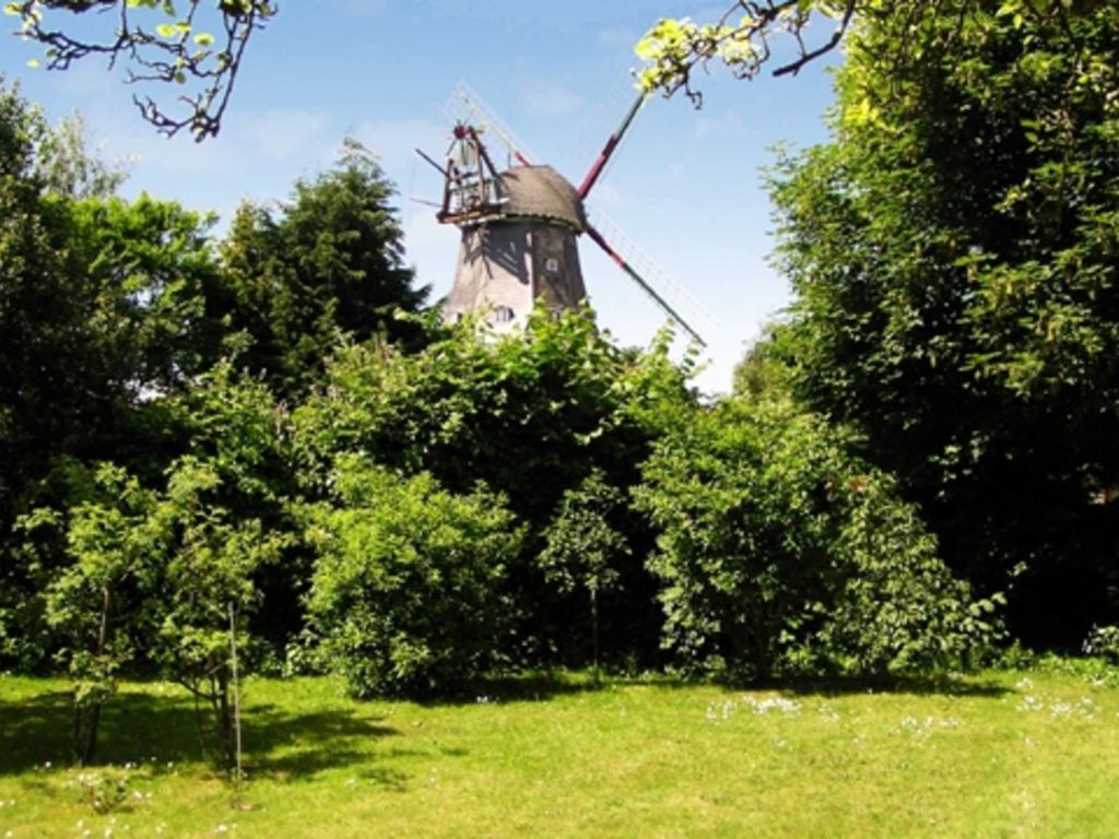 Der 700 m² große Garten mit alten Obstbäumen und Blick auf die Mühle garantiert Ruhe und Erholung. Gartenmöbel sind vorhanden.